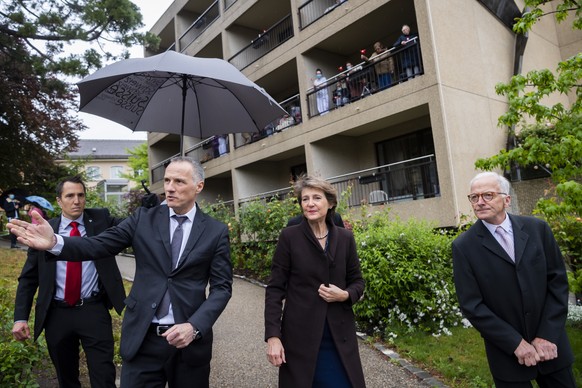 La Presidente de la Confederation Simonetta Sommaruga, centre, arrive en compagnie de Laurent Kurth, Conseiller d&#039;Etat neuchatelois, gauche, et du directeur du Home des Charmettes, Olivier Schneg ...