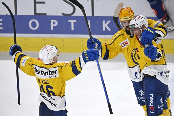 Die Davoser mit Torschuetze Enzo Corvi , rechts, und Matej Stransky, links, jubeln nach dem Siegestor beim Eishockeyspiel der National League zwischen den ZSC Lions und dem HC Davos am Freitag, 12. Ja ...