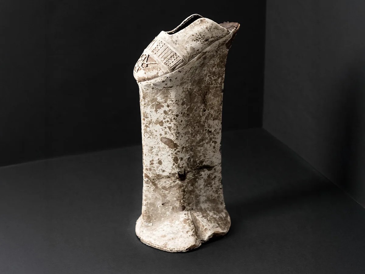 Chopinen aus Italien aus der Zeit zwischen 1590 und 1610 und um 1600. Letztere besteht aus einem 36,5 Zentimeter hohen, mit Leder überzogenen Holzrahmen.
https://samlingar.shm.se/object/74B81867-F6E9- ...