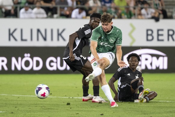 St. Gallen's Diego Besio, scores the 4-1 goal against Goalkeeper Emil Timbur during the UEFA Conference League Qualification game between FC St. Gallen and FC Sheriff Tiraspol on Thursday, 13. Au ...