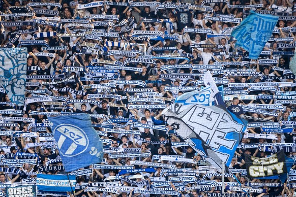 Fans des FC Zuerich im Fussball Meisterschaftsspiel der Super League zwischen dem FC Zuerich und dem FC Winterthur am Samstag, 7. Oktober 2023 im Letzigrund Stadion in Zuerich. (KEYSTONE/Philipp Schmi ...