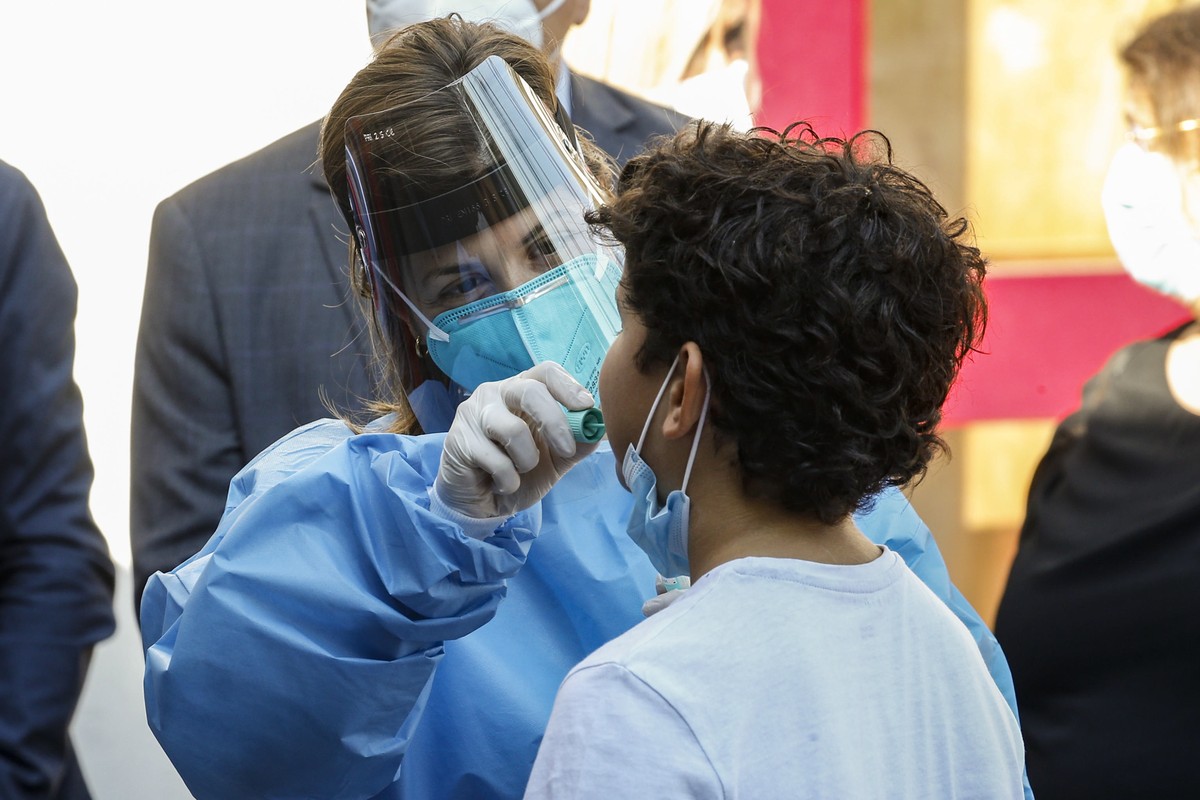 epa09466998 Some students of the 'Pallavicini' Institute participate in the campaign for salivary COVID-19 tests in Rome, Italy, 14 September 2021. A campaign for salivary tests in schools w ...
