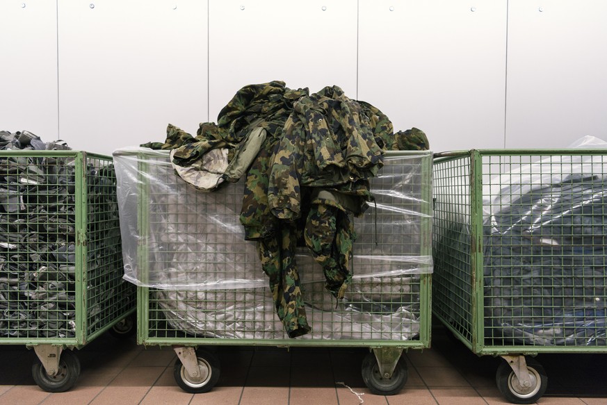 ZUM TEXTILCENTER DER SCHWEIZER ARMEE IN THUN STELLEN WIR IHNEN HEUTE, MITTWOCH, 08. JUNI 2016, FOLGENDES BILDMATERIAL ZUR VERFUEGUNG --- Camouflage clothing pictured in transport trolleys at the texti ...