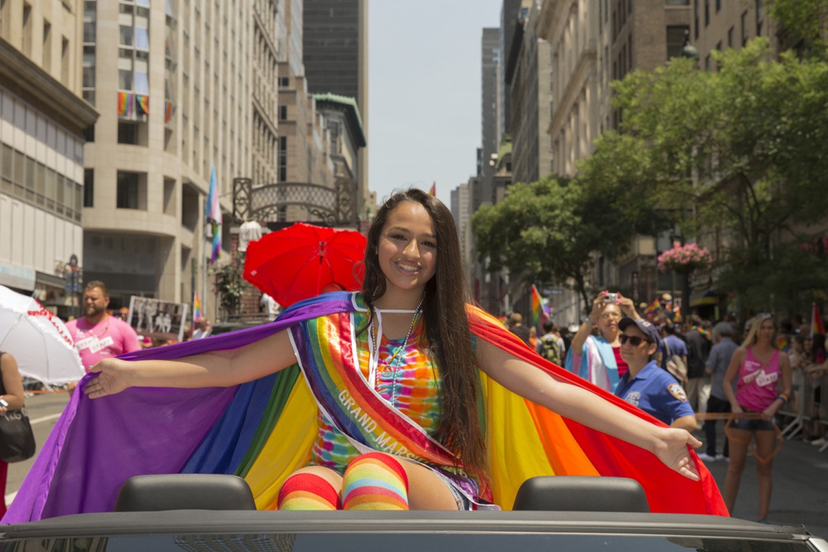Jazz Jennings (* 6. Oktober 2000 in Florida) ist eine US-amerikanische LGBT-Aktivistin, Reality-TV-Darstellerin und Buchautorin.