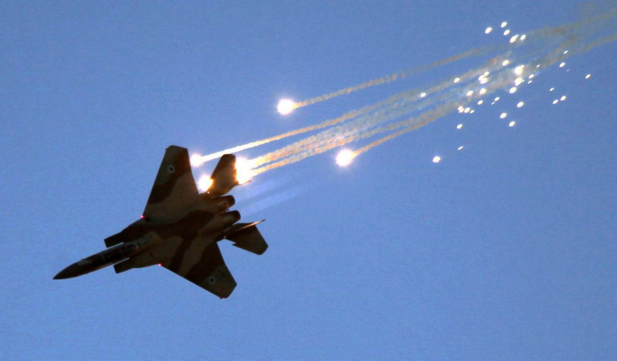 epa03045007 (FILE) A file photograph dated 28 June 2007 showing an Israel F-15 jet fighter firing flares in order to provide alternate targets for heat-seeking ground-to-air missiles, during an exerci ...