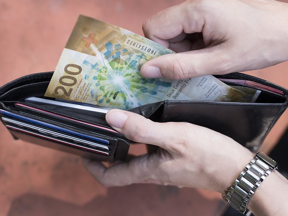 In der Schweiz dürften die Löhne laut einer Umfrage der UBS im kommenden Jahr im Durchschnitt leicht steigen. Nach Abzug der Teuerung bleibt den Schweizer Angestellten 0,3 Prozent mehr im Portemonnaie ...