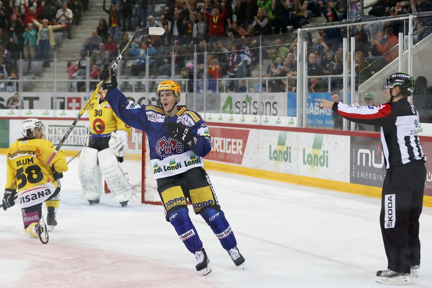 Biels Topscorer Gaetan Haas jubelt nach dem Tor zum 4-1 durch Teamkollege Toni Rajala im Eishockey Meisterschaftsspiel der National League A zwischen dem EHC Biel und dem SC Bern, am Samstag, 24. Sept ...