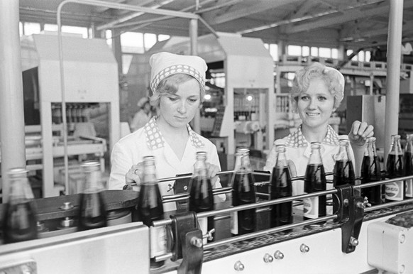 Arbeiterinnen in einer sowjetischen Pepsi-Fabrik.