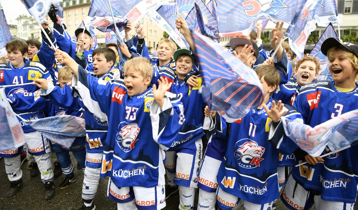 Junioren der ZSC Lions jubeln vor dem Zuercher Rathaus am Mittwoch, 15. Juni 2016. Am 15. Juni stimmt der Gemeinderat der Stadt Zuerich ueber das Stadionprojekt der ZSC Lions ab. (KEYSTONE/Walter Bier ...