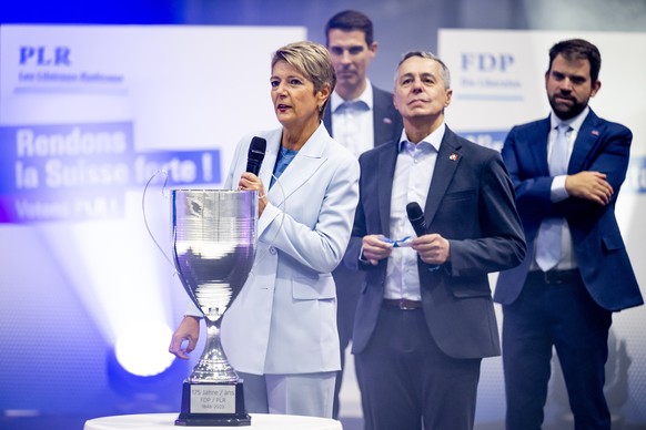 De gauche a droite, la conseillere federale Karin Keller-Sutter depose un voeux dans la coupe des 175ans du PLR devant le president du PLR Suisse et conseiller aux Etats Thierry Burkart, le conseiller ...