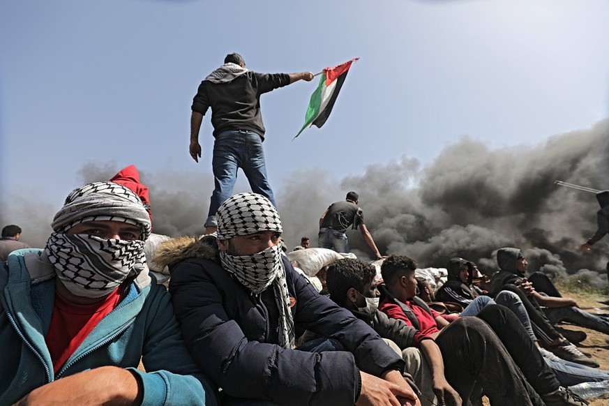 epa06650302 Palestinians protesters take part during clashes with Israeli troops, near the border with Israel in the east of Gaza City, 06 April 2018. Islamist Hamas group that rules the coastal encla ...