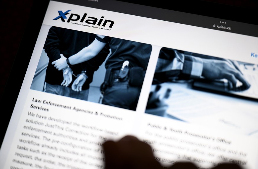 Une personne regarde le site internet de la societe Xplain, leader dans la creation de solutions logicielles dans le secteur &quot;Homeland Security&quot; ce dimanche 2 juillet 2023 a Daillens. Des in ...