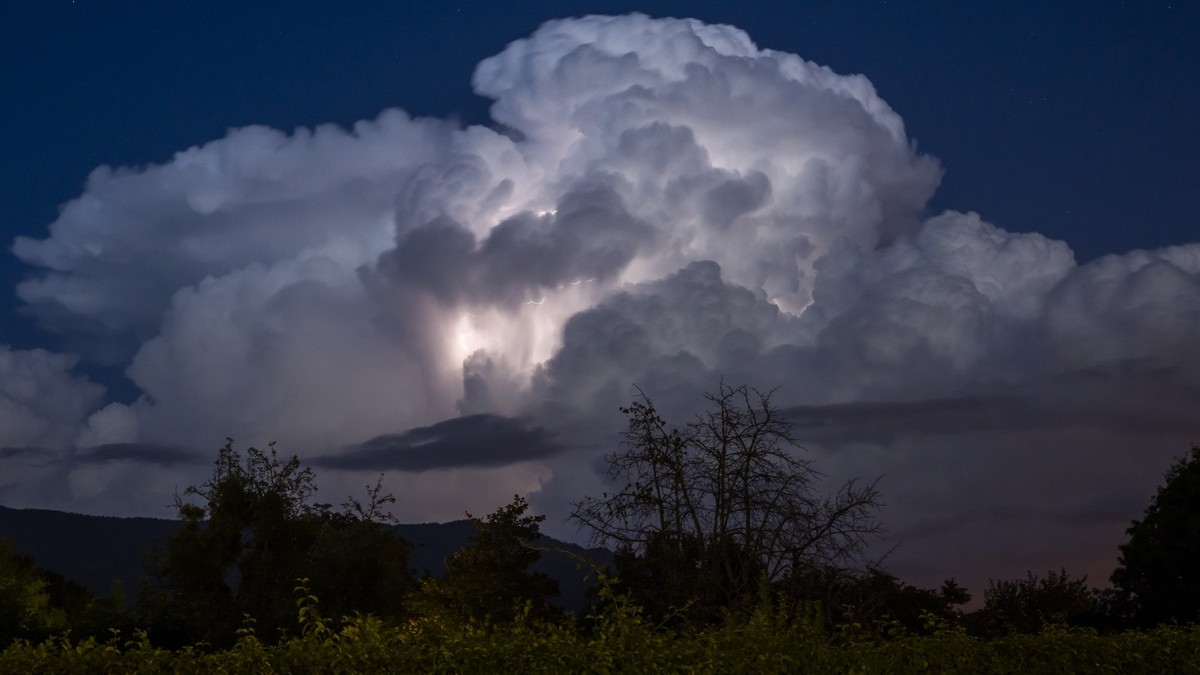 Un eclair de chaleur est photographie dans cumulonimbus, ce jeudi 1 aout a Jussy pres de Geneve. (KEYSTONE/Martial Trezzini)