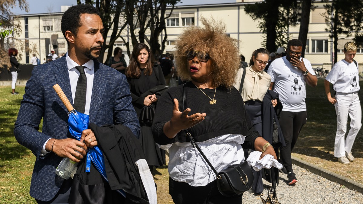 Simon Ntah, gauche, avocat de la famille de Mike Ben Peter et la veuve de Mike Bridget Efe, partent apres la lecture du verdict du proces des six policiers accuses de l'homicide de Mike Ben Peter ...
