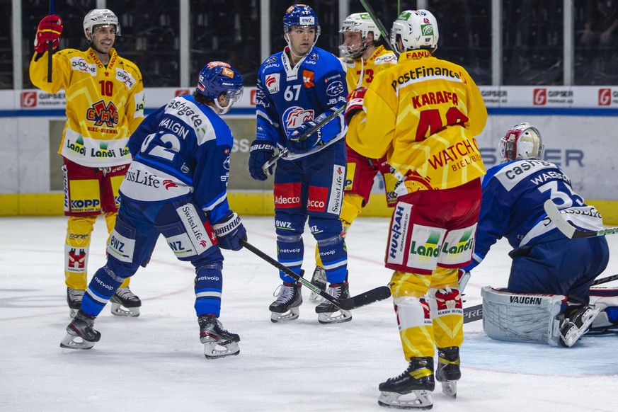 EHC Biel Stuerner Luca Cunti, links, freit sich ueber seinen Treffer zum 1-2 gegen ZSC Lions Torhueter Ludovic Waeber waehrend dem Eishockey-Meisterschaftsspiel der National League zwischen den ZSC Li ...