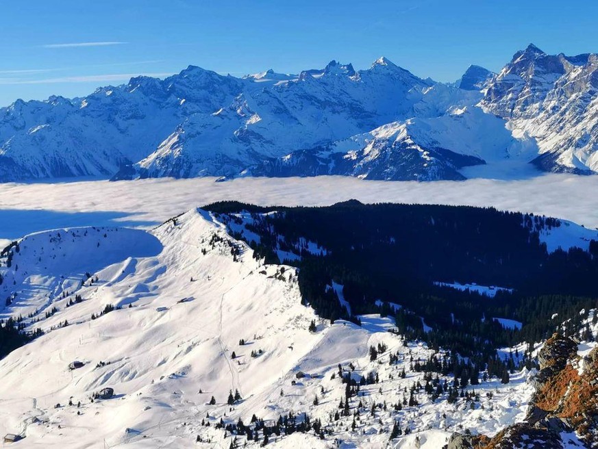 Rauszeit Schneeschuhtouren auf Gipfel mit Bergbahn Hüenderegg Ruogig