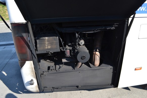 Die Klasse wollte auf Spanien fahren, doch aus dem Motorraum des Cars drang Rauch. Der Fahrer wollte nicht stoppen.