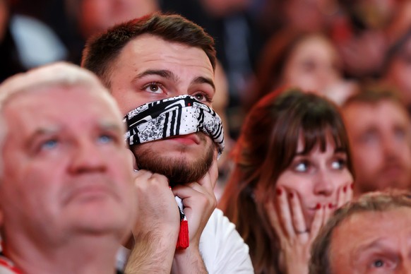 Les supporters du Lausanne HC reagissent apres la defaite de leur equipe lors du match acte VII de la finale des play-off du championnat suisse de hockey sur glace de National League entre les ZSC Lio ...