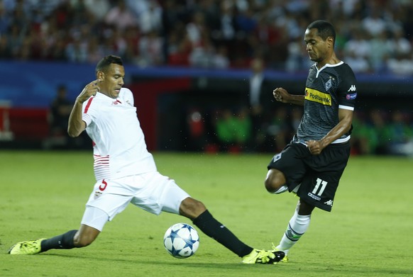 Sevilla, 15.09.2015, Fussball UEFA Champions League, FC Sevilla - Borussia Moenchengladbach, 
Timothee Kolodziejczak (Sevilla), Raffael (Gladbach) (Ramon Navarro/Marca/EQ Images) SWITZERLAND ONLY