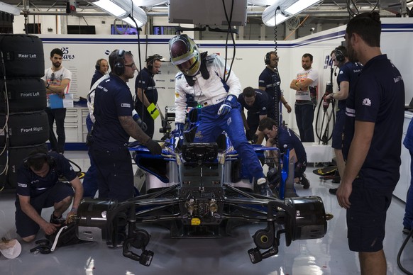 epa05908304 German Formula One driver Pascal Wehrlein of Sauber F1 Team during the second practice session of the Bahrain Formula One Grand Prix at the Sakhir circuit near Manama, Bahrain, 14 April 20 ...