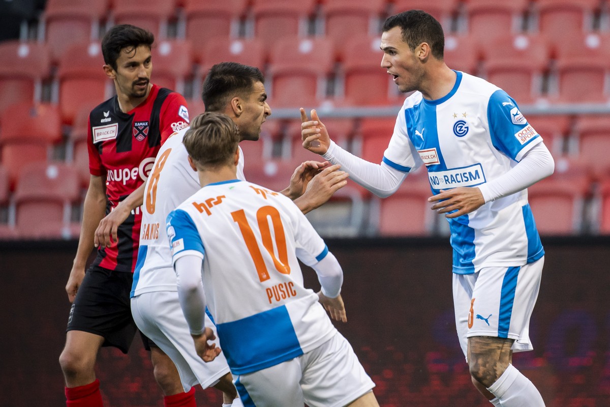 Joie du joueur zurichois Leo Bonatini, droite, apres avoir marque un but lors de la rencontre de football de Challenge League entre Neuchatel Xamax FCS et Grasshopper Club Zuerich le vendredi 14 mai 2 ...