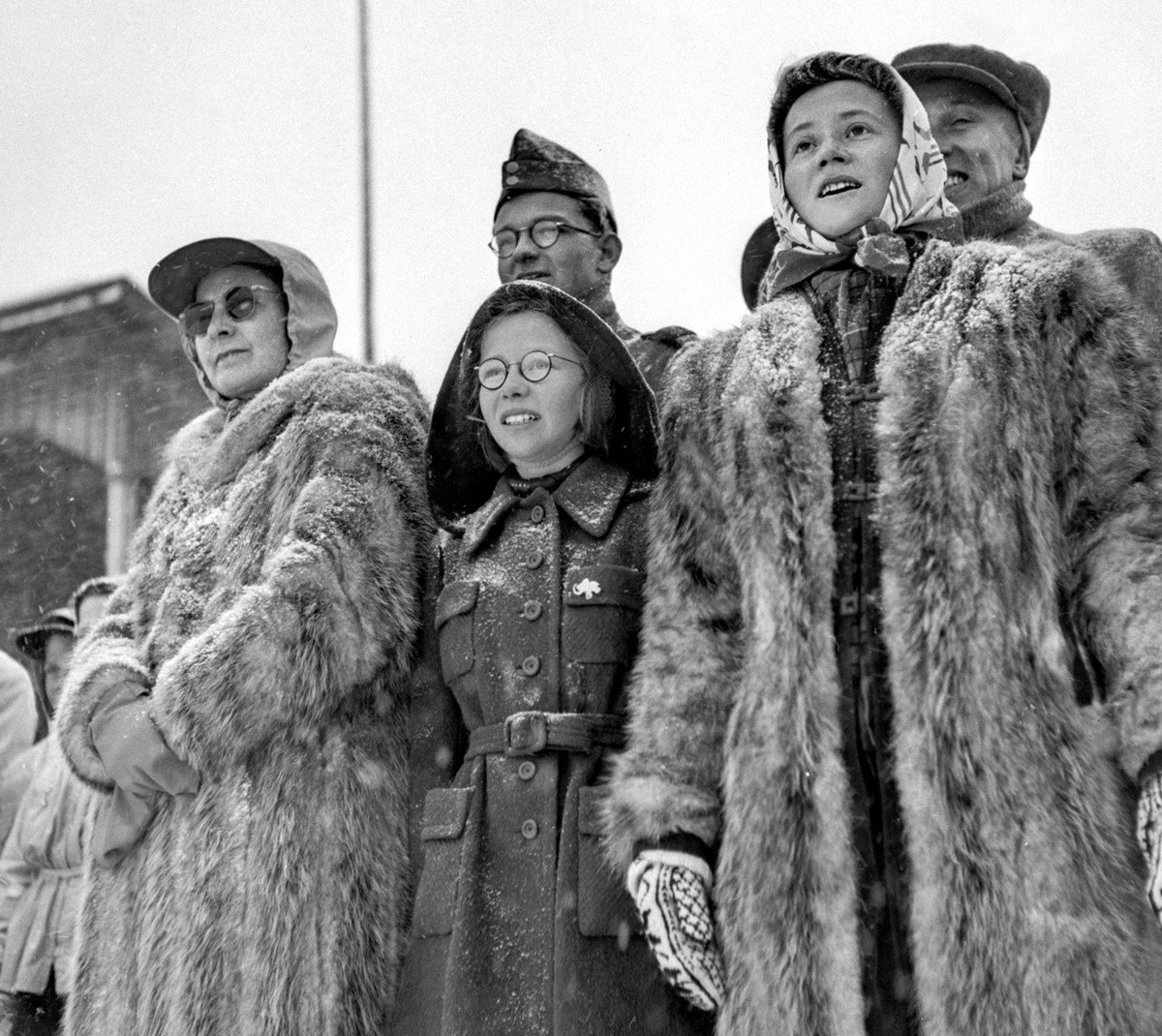 Zuschauerinnen und Zuschauer verfolgen im Schneegestoeber gespannt den Final im Turnier um den Spengler Cup zwischen dem HC Davos und dem Zuercher SC, aufgenommen am 31. Dezember 1944. Der ZSC gewinnt ...