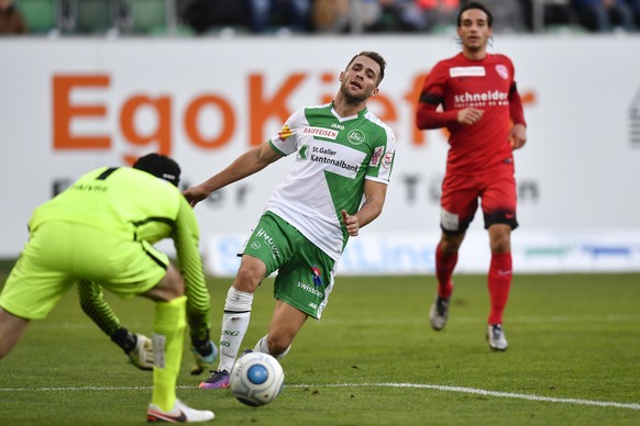 St. Gallens Roman Buess, rechts, scheitert an Thun’s Torhueter Guillaume Faivre, im Fussball Super League Spiel zwischen dem FC St. Gallen und dem FC Thun, am Sonntag, 30. Oktober 2016, im Kybunpark i ...