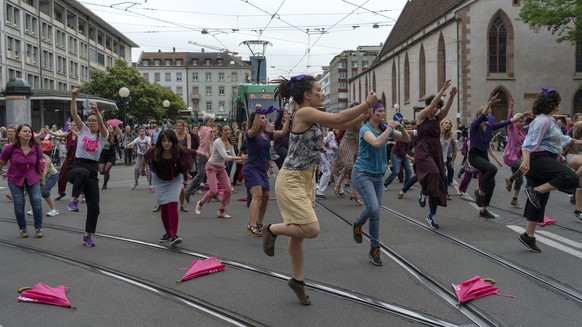 Mit einem Flashmob wird der Verkehr kurzfristig lahmgelegt im Rahmen des Frauenstreiks auf dem Claraplatz in Basel am Freitag, 14 Juni 2019. (KEYSTONE/Georgios Kefalas)