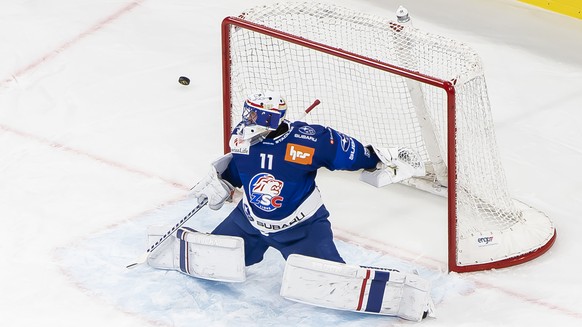 Zuerichs Torhueter Simon Hrubec im Eishockeyspiel der National League zwischen den ZSC Lions und dem EHC Kloten, am Freitag, 9. Dezember 2022 in der Swiss Life Arena in Zuerich. (KEYSTONE/Michael Buho ...