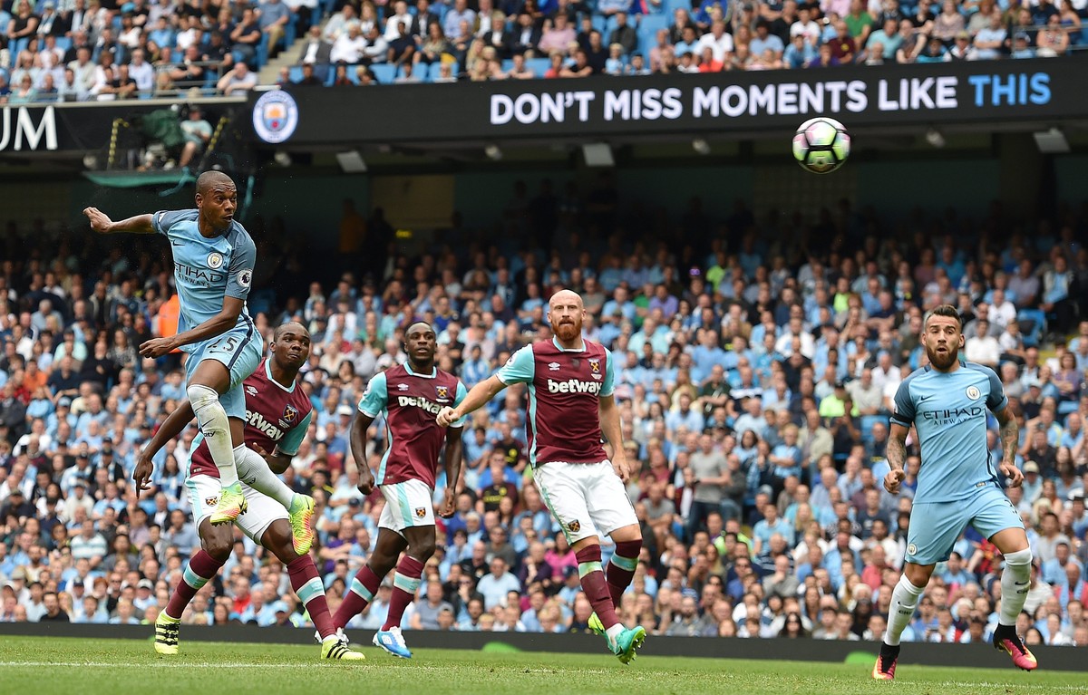 epa05513065 Manchester City's Fernandinho (L) scores the second goal making the score 2-0 during the English Premier League soccer match between Manchester City and West Ham United at the Etihad  ...