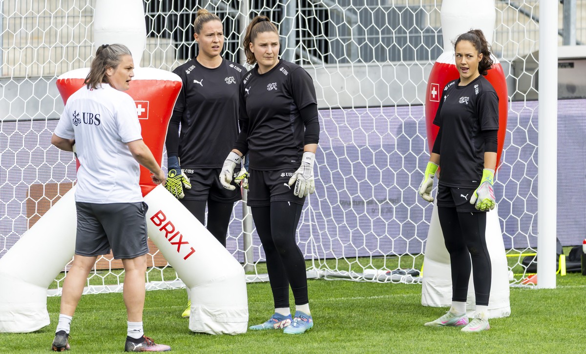 Switzerland's Goalkeeper Elvira Herzog, left, Switzerland's Goalkeeper Nadine Boehi, centre, Switzerland's Goalkeeper Livia Peng, right, observe during a training session of the nationa ...