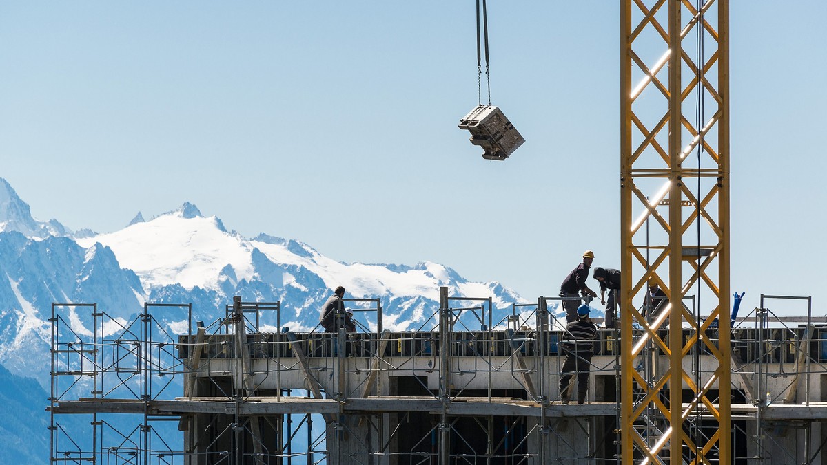 THEMENBILD ZU DEN BERATUNGEN UEBER GESETZGEBUNG BEIM BAU VON ZWEITWOHNUNGEN IM NATIONALRAT AN DER FRUEHLINSSESSION --- La region du domaine skiable de Crans-Montana en Valais avec des chantiers, photo ...