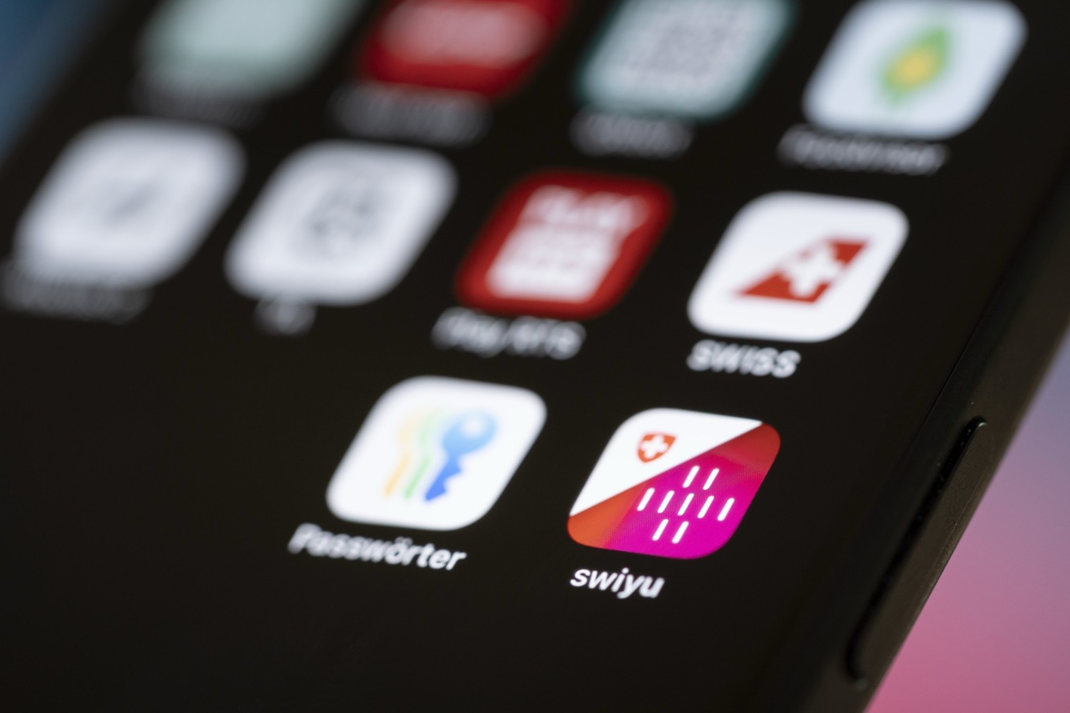 Die Public Beta der Wallet-App swiyu zeigt auf einem Smartphone die Beta-Version einer elektronischen Identitaet (E-ID) sowie die zugehoerige Vertrauensinfrastruktur, fotografiert am Dienstag, 2. Juni ...
