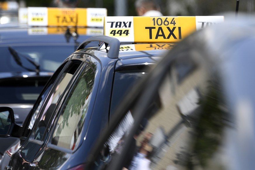 Zuercher Taxis am Aktionstag gegen den Dumping-Fahrdienst Uber, in Zuerich, am Dienstag, 28. Juni 2016. Die Nationale Taxiunion fordert von den Behoerden ein sofortiges, wirksames Vorgehen gegen Dumpi ...