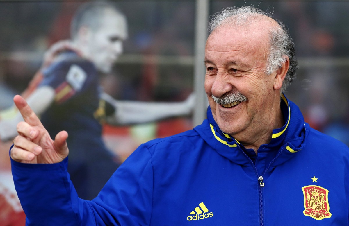 epa05225604 Head coach of Spain's national soccer team, Vicente del Bosque, arrives to Las Rozas sports complex, outside Madrid, Spain, 22 March 2016. The Spanish team prepares for their friendly ...