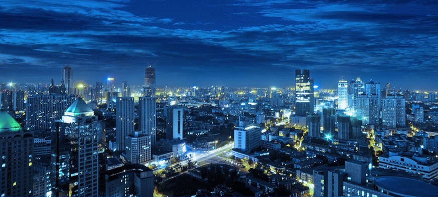 Auch Tianjin (3,8 Mio. Einwohner) ist eine Hafenstadt. Universitäten, Hochschulen, Museen und Baudenkmäler prägen das Stadtgebiet.