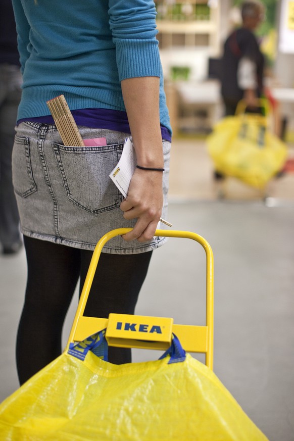 A customer draws a trolley with a shopping bag through the furniture house of home products retailer IKEA in Spreitenbach in the canton of Aargau, Switzerland, pictured on October 21, 2009. (KEYSTONE/ ...