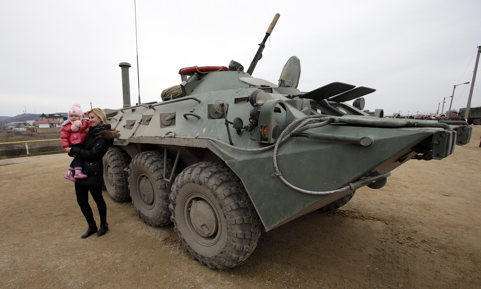 Ein Bild fürs Familienalbum: Posieren vor dem Panzer in Feodosiya.