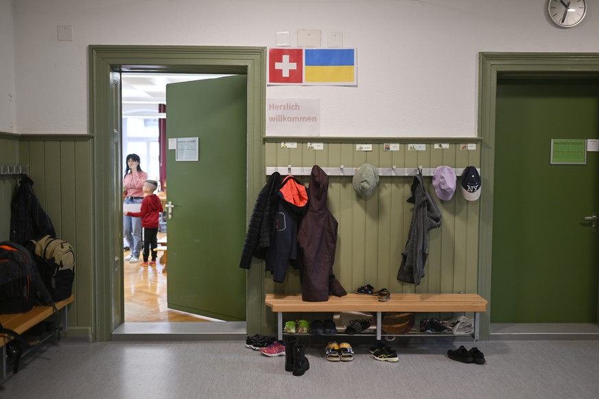 Prints der Schweizer und Ukrainischen Flagge vor einem Schulzimmer, in dem ukrainische Fluechtlingskinder beschult werden, aufgenommen im Rahmen eines Besuches fuer Medien am Freitag, 13. Mai 2022, im ...