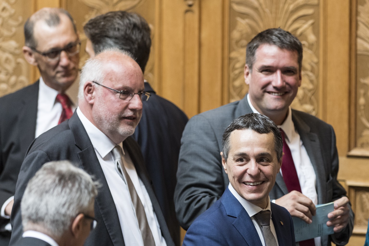 Bundesratskandidat Ignazio Cassis, FDP-TI, rechts unten, strahlt vor SP-Praesident Christian Levrat, SP-FR, und Staenderat Didier Berberat, SP-NE, links, waehrend der Ersatzwahl in den Bundesrat durch ...