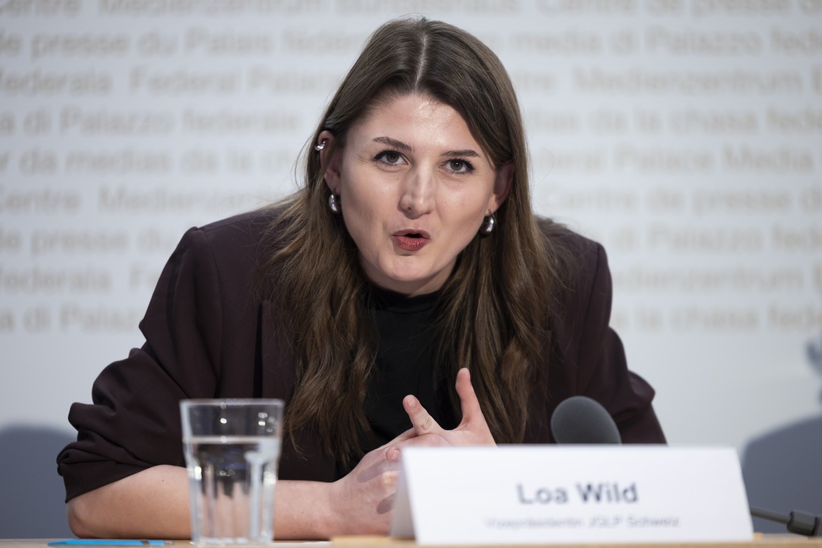 Loa Wild, Vizepraesidentin der Jungen Gruenliberalen Schweiz, spricht waehrend einer Medienkonferenz zur Lancierung der Klimafonds-Initiative, am Dienstag, 13. Januar 2026, in Bern. (KEYSTONE/Peter Kl ...