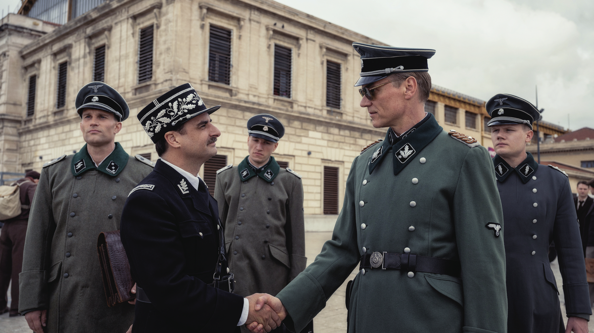 L'acteur français Grégory Montel (Gabriel Sarda dans la série Dix pour cent) interprète le personnage de Philippe Frot dans Transatlantique.