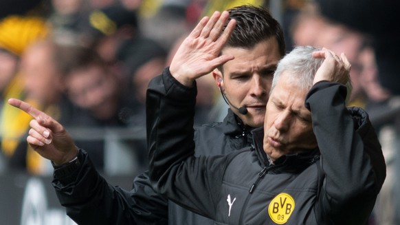 27.04.2019, Nordrhein-Westfalen, Dortmund: Fussball: Bundesliga, Borussia Dortmund - FC Schalke 04, 31. Spieltag im Signal Iduna Park. Trainer Lucien Favre von Dortmund reagiert auf einen Schiedsricht ...