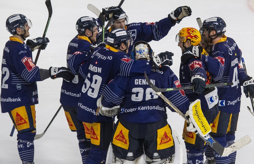 Die Zuger mit Jan Kovar, 2. von rechts, feiern den Sieg nach dem Penaltyschiessen beim Eishockey Meisterschaftsspiel der National League zwischen dem EV Zug und dem SC Bern am Freitag, 21. Oktober 202 ...