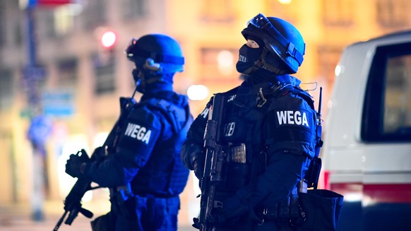 Polizisten postieren sich nach dem Attentat in Wien in der Nähe der Oper.