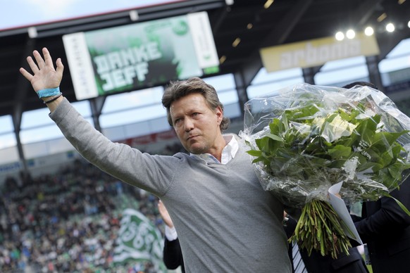 04.10.2015; St.Gallen; Fussball Super League; FC St.Gallen - FC Sion; Der ehemalige St.Galler Trainer Jeff Saibene wird vor dem Spiel verabschiedet; (Steffen Schmidt/freshfocus)