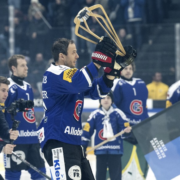 Julien Sprunger (HCFG) praesentiert den Pokal vom Spengler Cup im Spiel der Eishockey National League zwischen Fribourg-Gotteron, HCFG, und ZSC Lions, ZSC, vom Freitag, 3. Januar 2025 in Bcf Arena in  ...