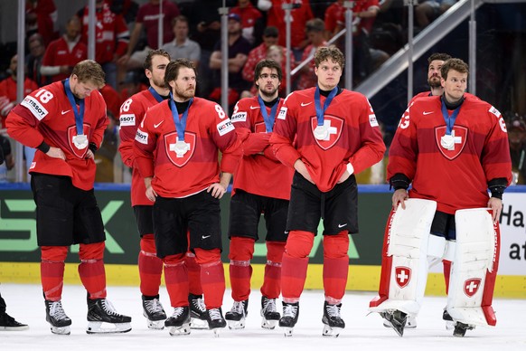 epa13007840 Switzerland's players react after losing the 2026 IIHF Men's Ice Hockey World Championship gold medal game between Switzerland and Finland, in Zurich, Switzerland, 31 May 2026. E ...