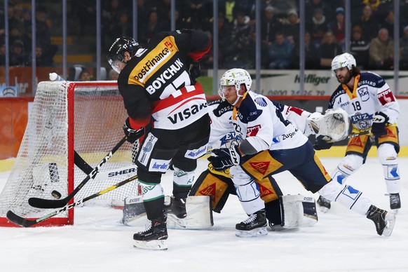 Berns Zach Boychuck vergibt eine Chance gegen Zugs Torhueter Tobias Stephan, verdeckt, und Zugs Santeri Alatalo, im Eishockey Meisterschaftsspiel der National League zwischen dem SC Bern und dem EV Zu ...