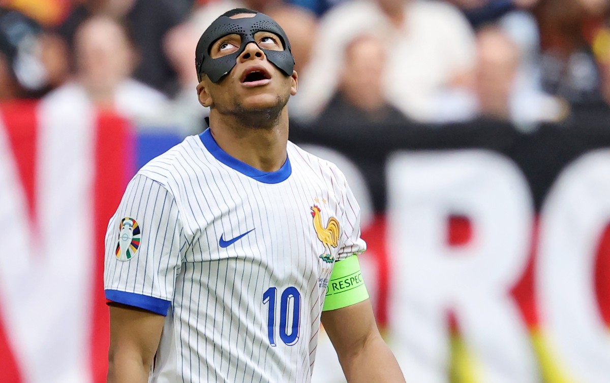 epa11450607 Kylian Mbappe of France looks on during the UEFA EURO 2024 Round of 16 soccer match between France and Belgium, in Dusseldorf, Germany, 01 July 2024. EPA/FRIEDEMANN VOGEL